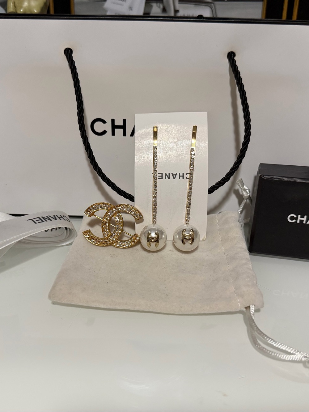 Authentic CHANEL CC gold plated Brooch with free Faux Pearl Hair Pins and COA💛 - Picture 5 of 12